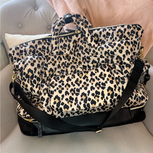 Itzy Ritzy Dream Weekender in Leopard - Picture 5 of 11